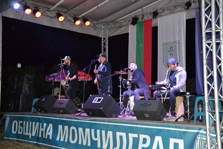 Дичо пя, а нестинари танцуваха под дъжда във фестивал „Нощта на Орфей“