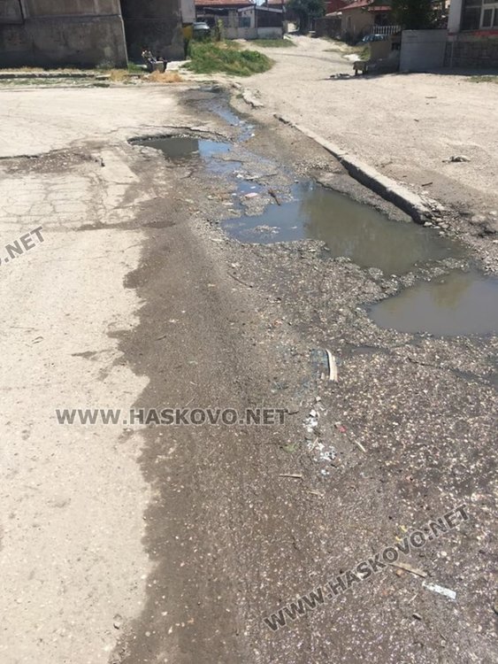 Запушен канал в 42 блок в „Орфей“ увонява махалата