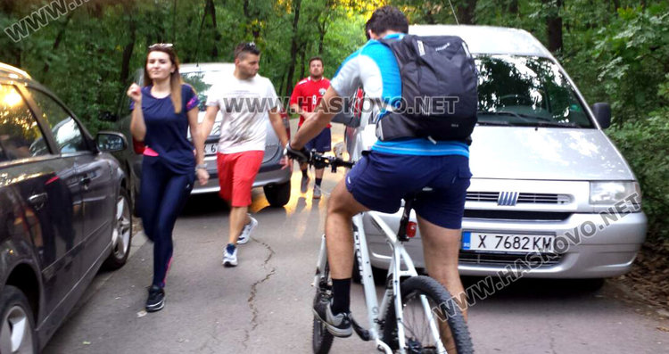 Автомобили блокират велоалеята на Кенана, колички и колела - на една гума