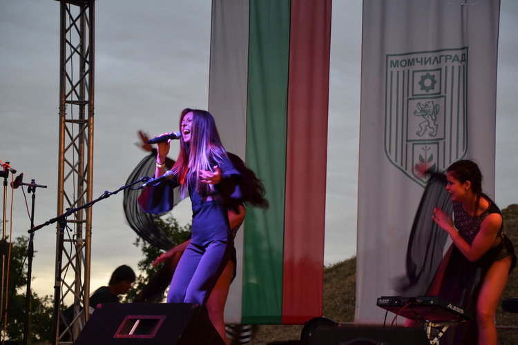 Дичо пя, а нестинари танцуваха под дъжда във фестивал „Нощта на Орфей“