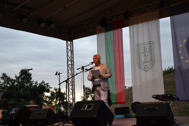 Дичо пя, а нестинари танцуваха под дъжда във фестивал „Нощта на Орфей“