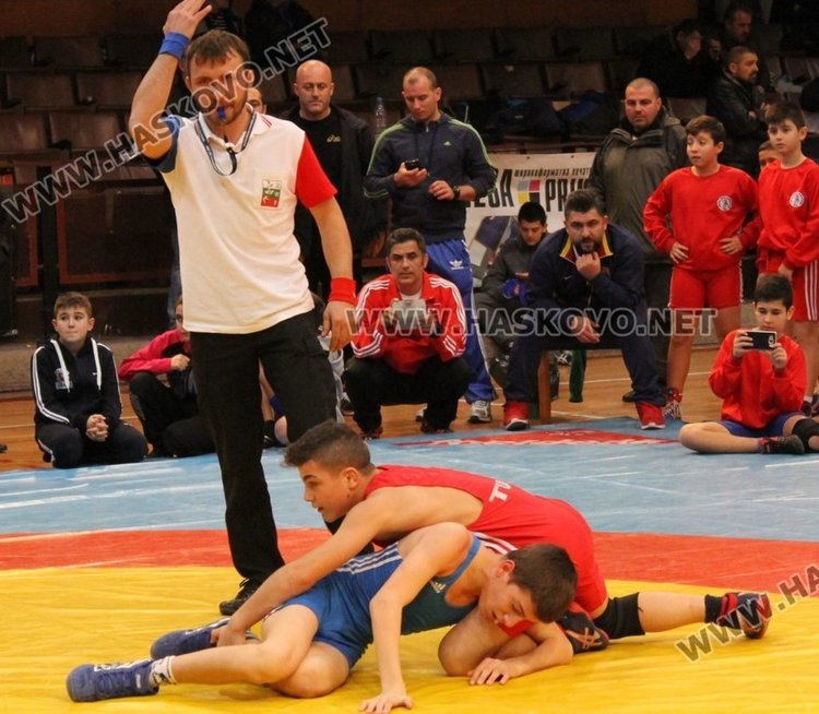 Среща по борба между мъжете на Индонезия и димитровградските борци