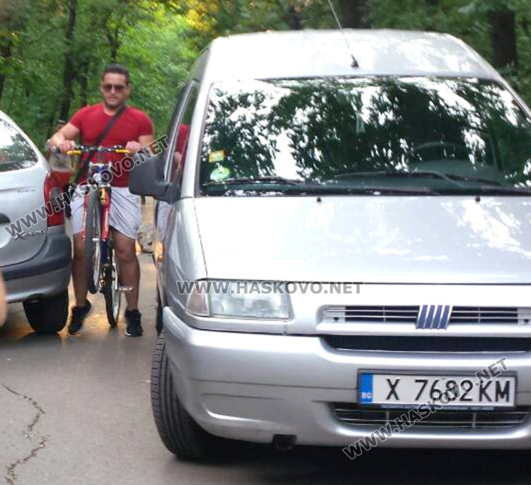 Автомобили блокират велоалеята на Кенана, колички и колела - на една гума