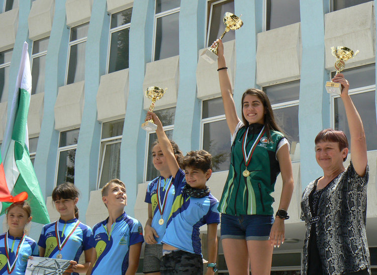 Две отборни купи за „Компас 1994“ в състезания по ориентиране