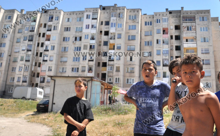 Запушен канал в 42 блок в „Орфей“ увонява махалата