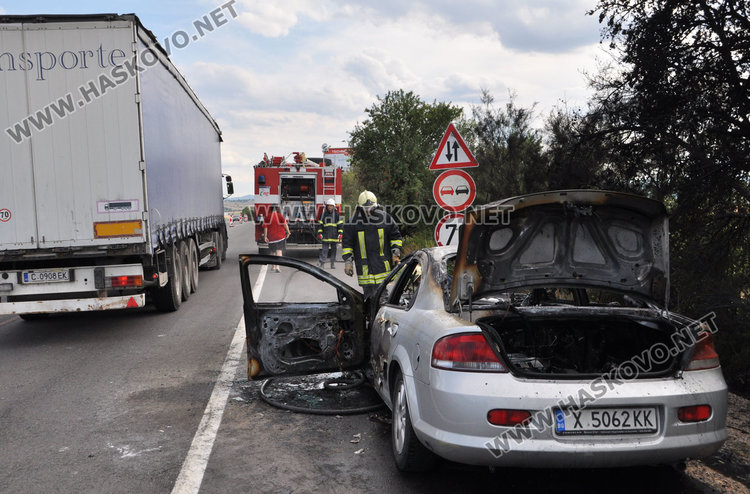 Крайслер се запали в движение и изгоря на пътя от Димитровград