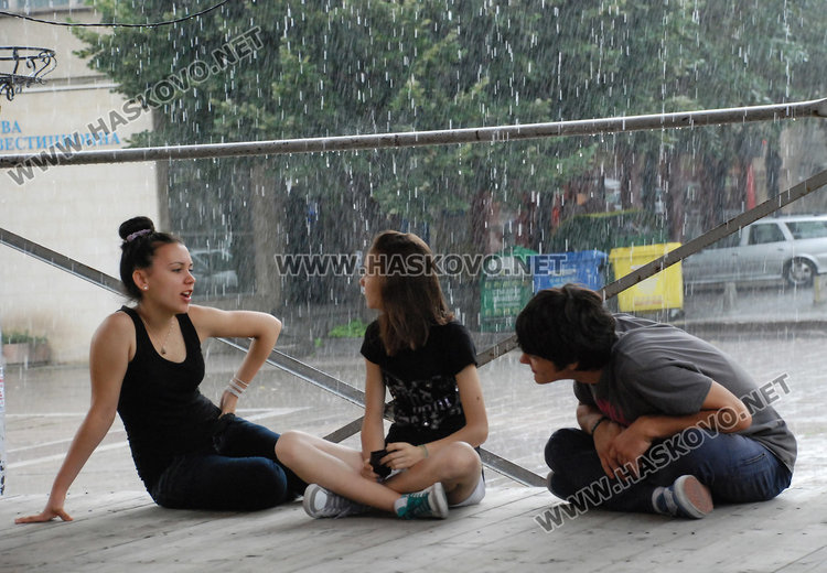 Оранжев код за вторник, идат порои, гръмотевици и градушки