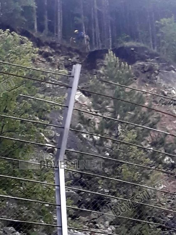 Скални срутвания налагат повишено внимание по пътя към феномена Чудните мостове