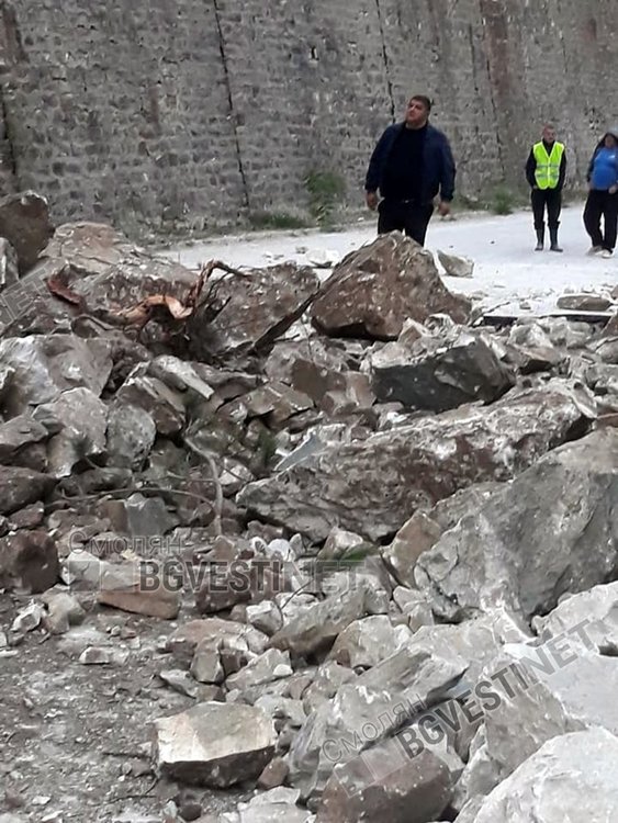 Скални срутвания налагат повишено внимание по пътя към феномена Чудните мостове