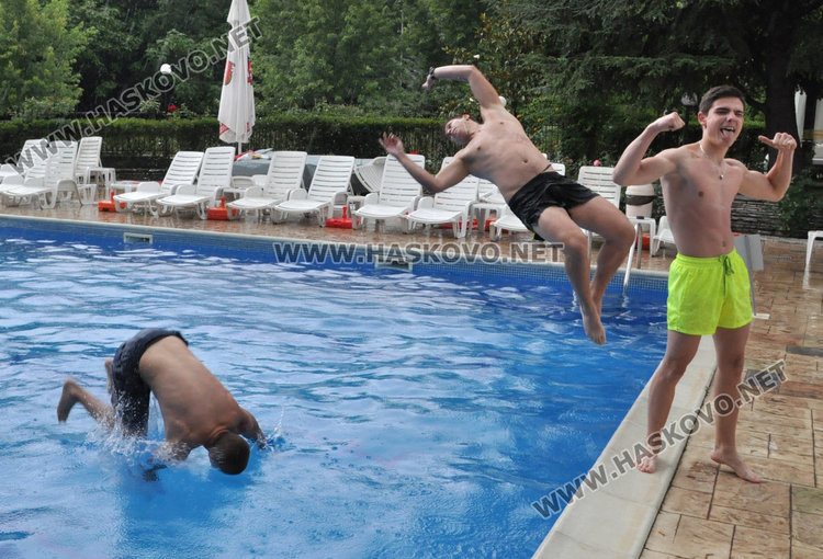 Мокър от дъжд не се бои: млади плувци скочиха в басейна срещу дрогата