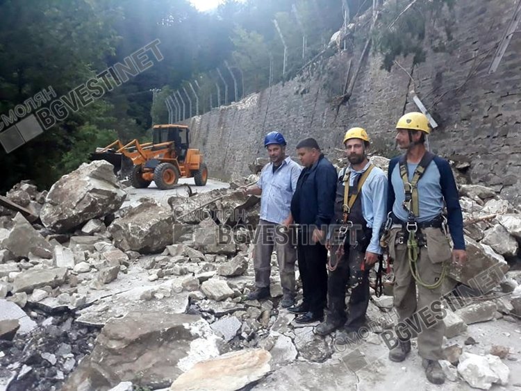 Скални срутвания налагат повишено внимание по пътя към феномена Чудните мостове