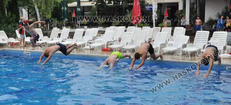 Мокър от дъжд не се бои: млади плувци скочиха в басейна срещу дрогата