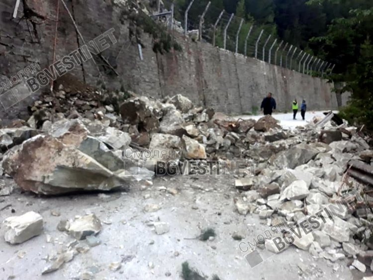 Скални срутвания налагат повишено внимание по пътя към феномена Чудните мостове
