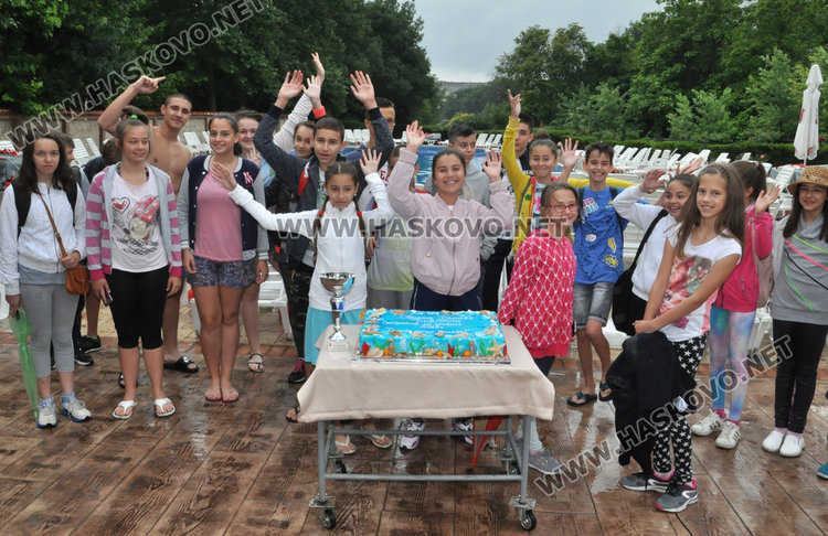Мокър от дъжд не се бои: млади плувци скочиха в басейна срещу дрогата