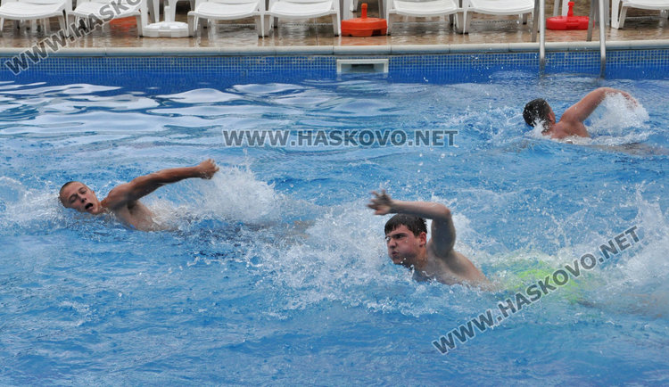 Мокър от дъжд не се бои: млади плувци скочиха в басейна срещу дрогата