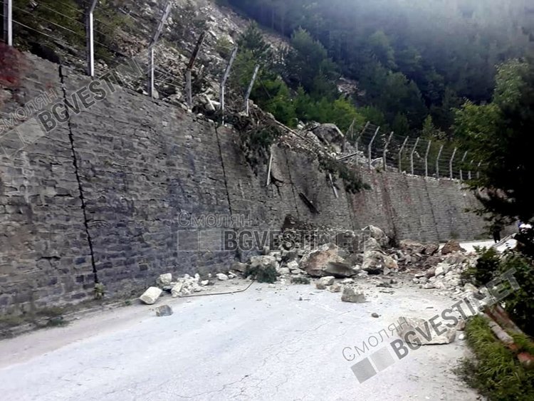 Скални срутвания налагат повишено внимание по пътя към феномена Чудните мостове