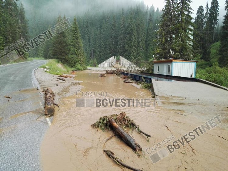 В следствие на проливните дъждове в средата на юни реката излезе от коритото си в района на Стойките, снимката е архивен кадър