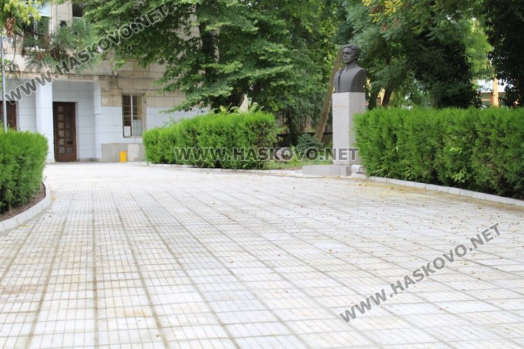 120 хил. стръка летни цветя украсиха Хасково