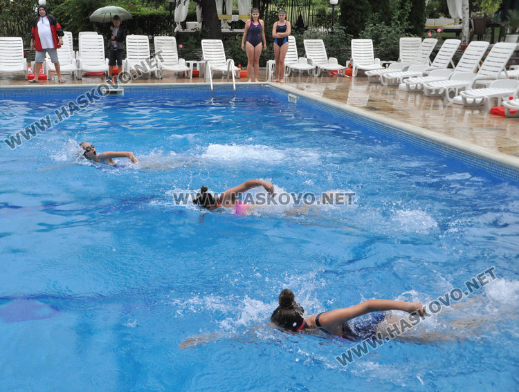 Мокър от дъжд не се бои: млади плувци скочиха в басейна срещу дрогата