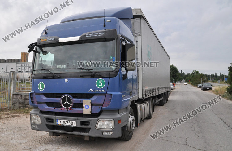 Тир се заби във Форд заради забранен ляв завой до Бирената