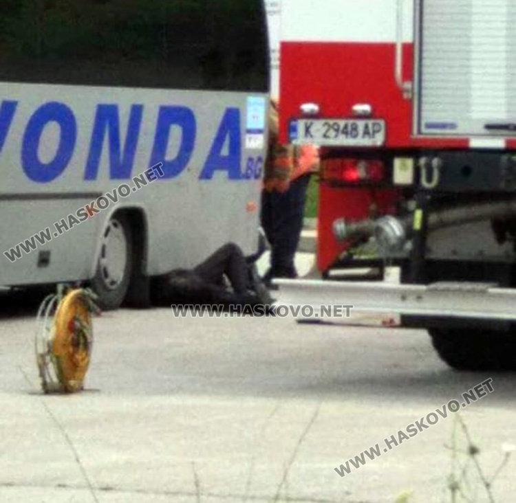 Паркиран автобус затисна и премаза шофьор пред музея в Александрово