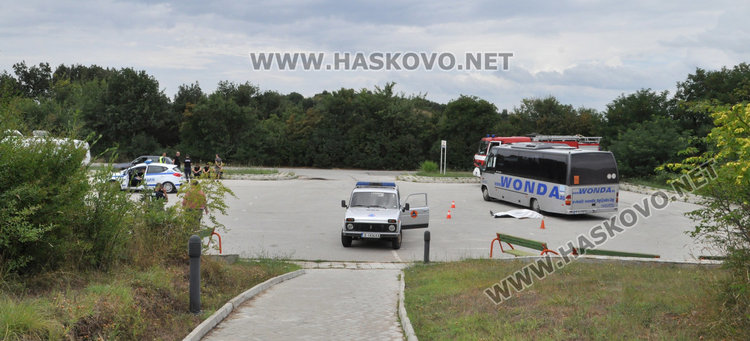 Паркиран автобус затисна и премаза шофьор пред музея в Александрово