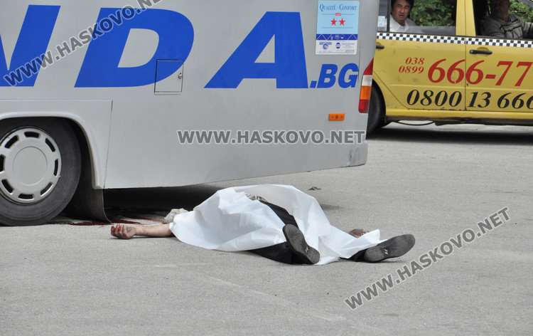 Паркиран автобус затисна и премаза шофьор пред музея в Александрово