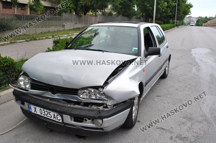 19-годишна с Голф се заби в завиващо Рено на улица „Ком“