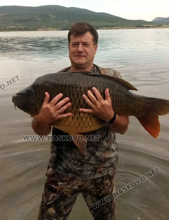 Майстор-риболовец измъкна 26-килограмов шаран и го пусна на свобода