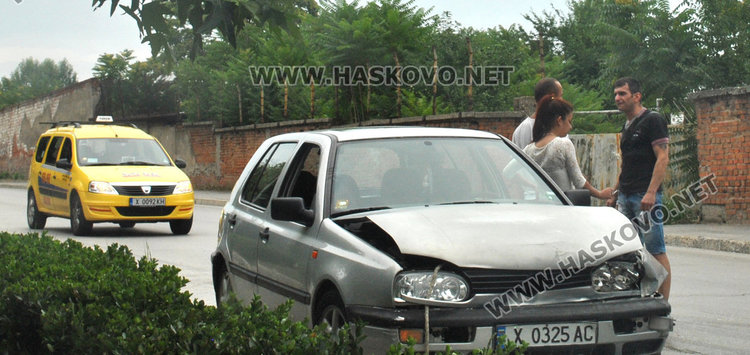 19-годишна с Голф се заби в завиващо Рено на улица „Ком“