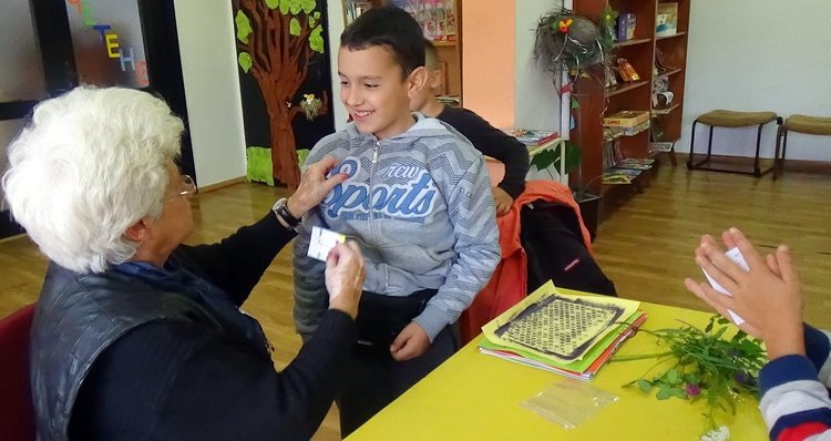 Дечица от Смолян творят с художничката Катя Савова в библиотеката