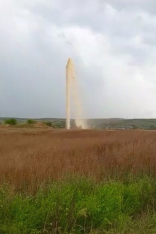 Мистериозен 20-метров гейзер бликна край Доситеево, втрещи местните