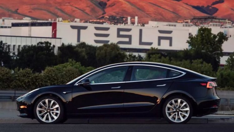 Tesla започна да приема повече поръчки за Model 3 и едновременно с това намали цените