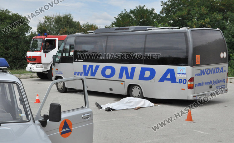 Паркиран автобус затисна и премаза шофьор пред музея в Александрово