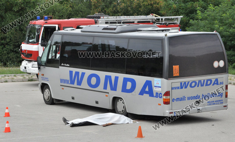 Паркиран автобус затисна и премаза шофьор пред музея в Александрово