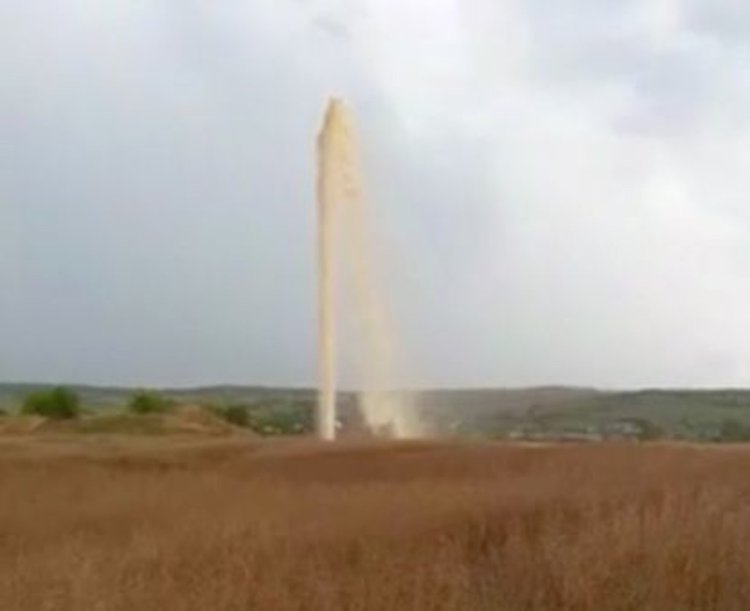 Мистериозен 20-метров гейзер бликна край Доситеево, втрещи местните