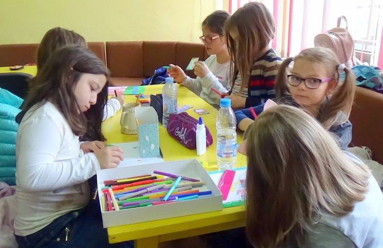 Дечица от Смолян творят с художничката Катя Савова в библиотеката