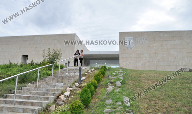 Паркиран автобус затисна и премаза шофьор пред музея в Александрово