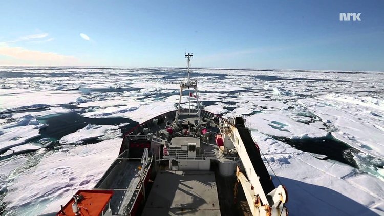 Изглед от носа на ледоразбивача RRS "Джеймс Кларк Рос".