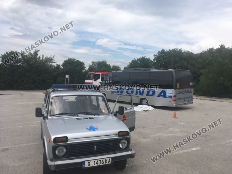 Паркиран автобус затисна и премаза шофьор пред музея в Александрово