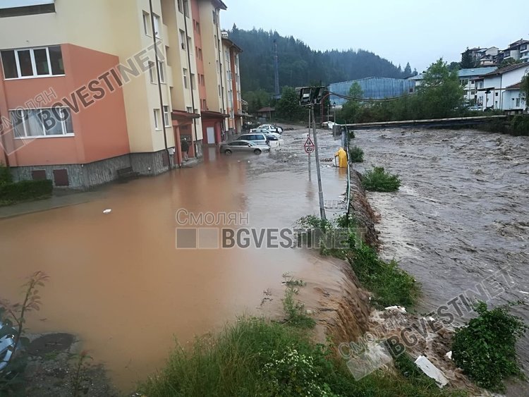 Обявиха бедствено положение в Община Смолян, река Черна излезе от коритото на много места /снимки/