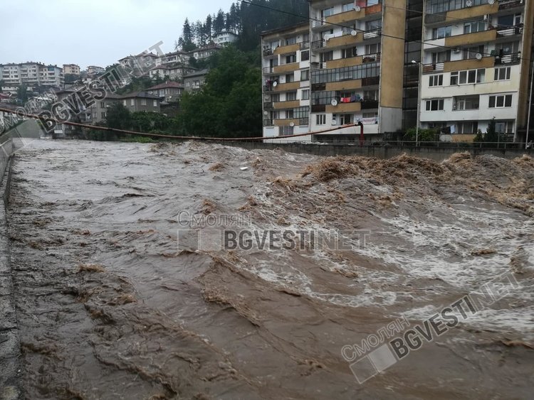 Река Черна залива жилищни блокове в Смолян, най-сериозно е в кв. "Устово"