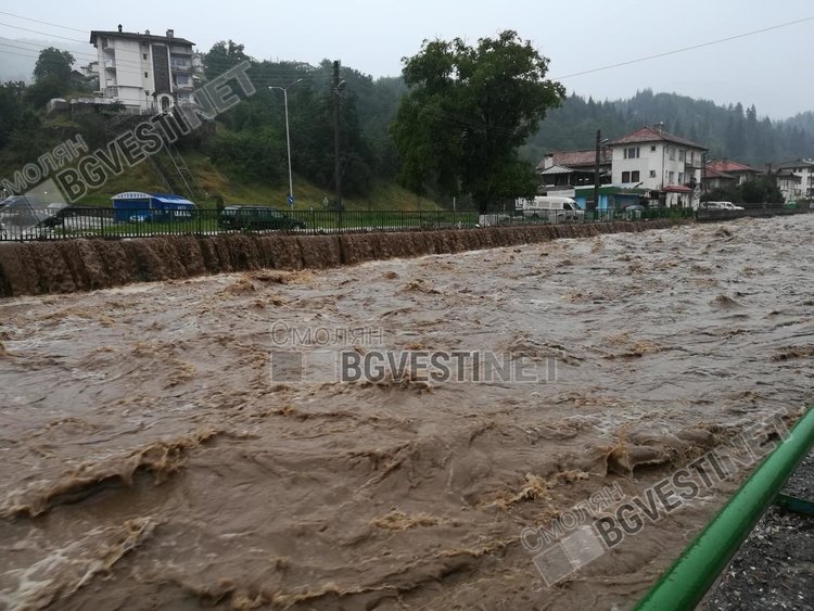 Обявиха бедствено положение в Община Смолян, река Черна излезе от коритото на много места /снимки/