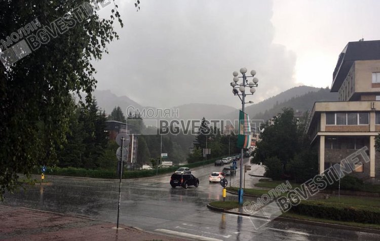 Дъждовни порои в четвъртък, отново оранжев код за опасно време