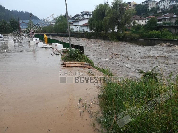 Обявиха бедствено положение в Община Смолян, река Черна излезе от коритото на много места /снимки/
