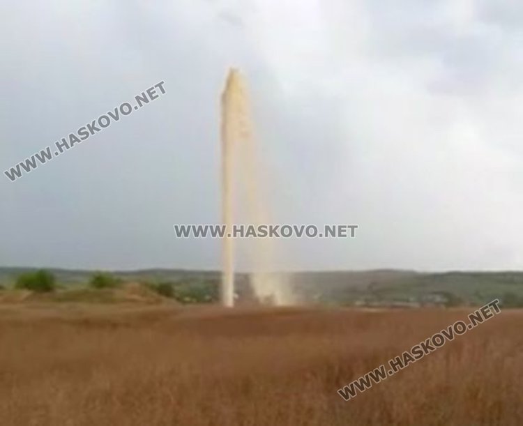 20-метровият гейзер край Доситеево бликнал от избил напоителен канал (видео)