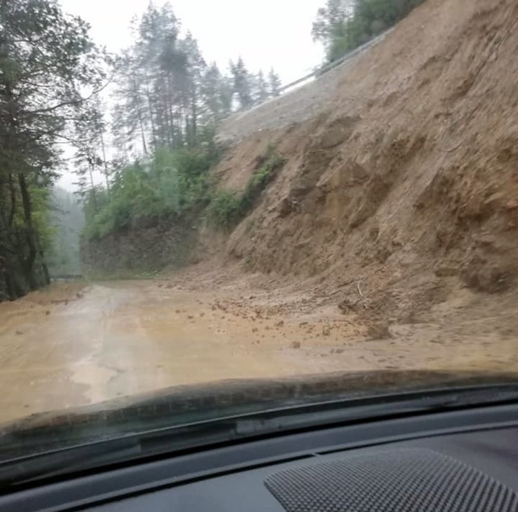 Свлачища и пропаднал път спряха движението за Мадан и през двете възможни трасета