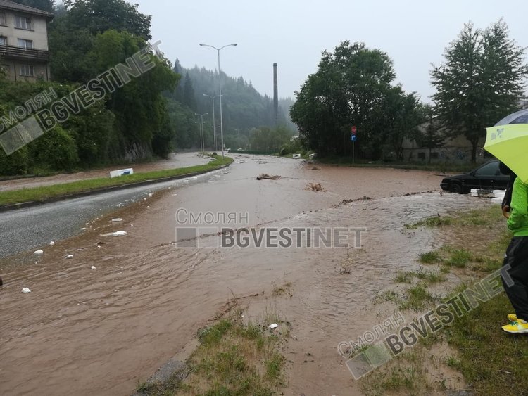 Обявиха бедствено положение в Община Смолян, река Черна излезе от коритото на много места /снимки/
