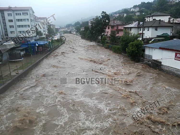 Обявиха бедствено положение в Община Смолян, река Черна излезе от коритото на много места /снимки/