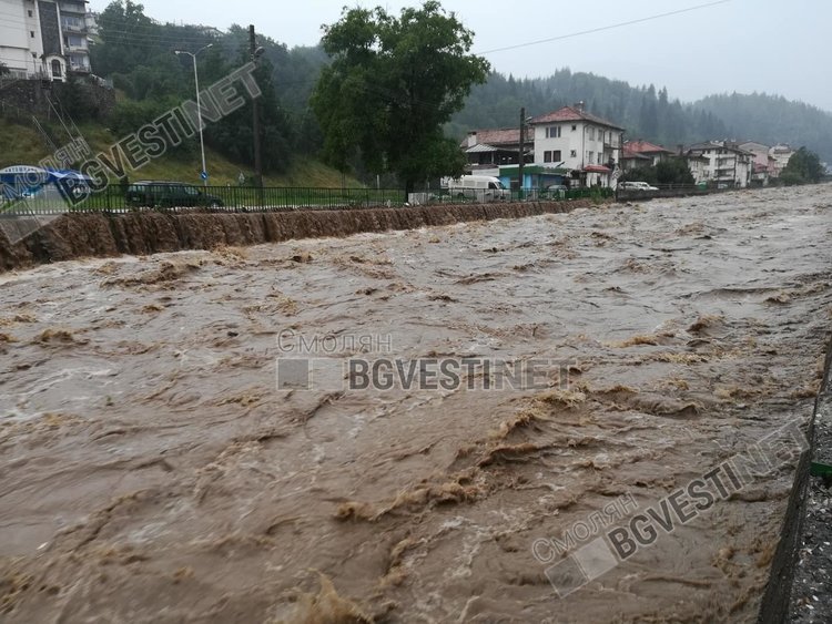 Обявиха бедствено положение в Община Смолян, река Черна излезе от коритото на много места /снимки/